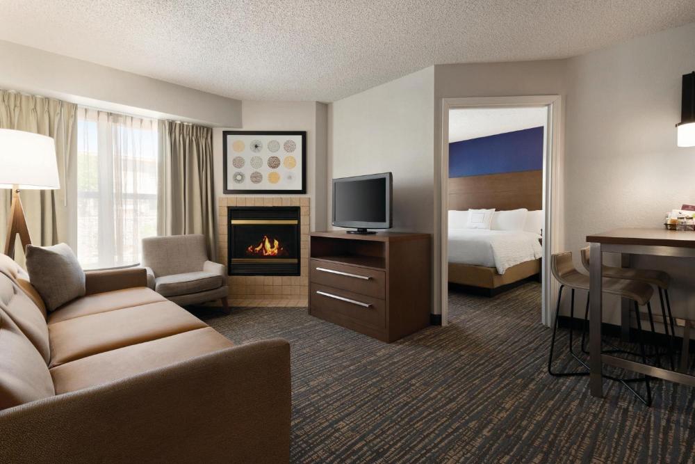 Queen Suite with Sofa Bed and Adapted Tub - Mobility Accessible interior